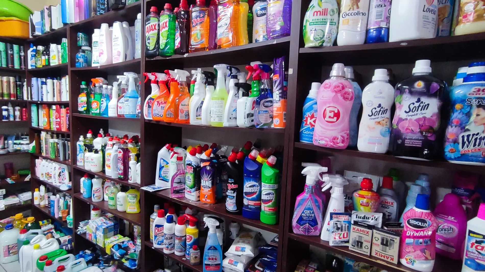 Produkty chemiczne na półce.